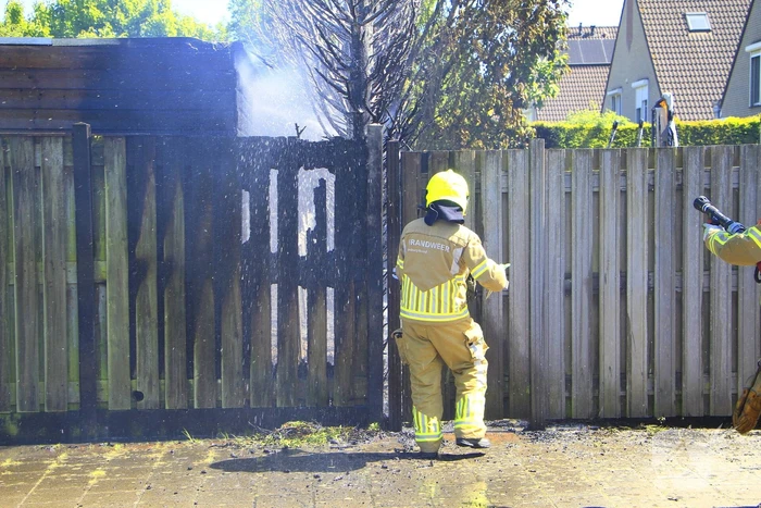 Schuur vat vlam door brandende coniferen