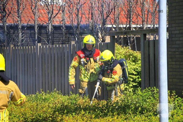 Schuur vat vlam door brandende coniferen