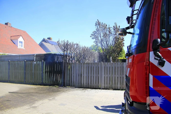 Schuur vat vlam door brandende coniferen