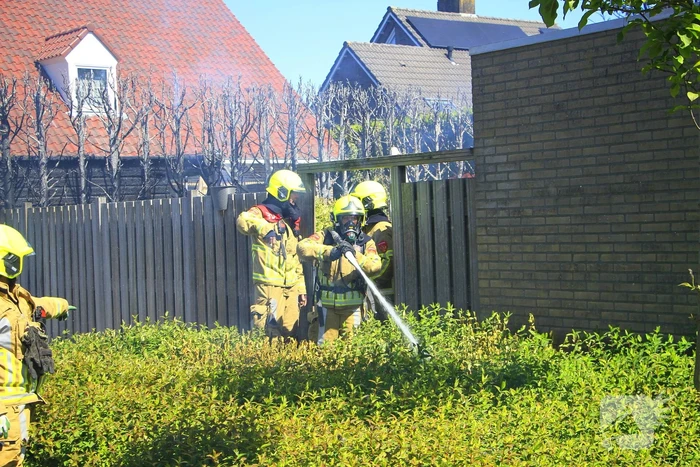 Schuur vat vlam door brandende coniferen
