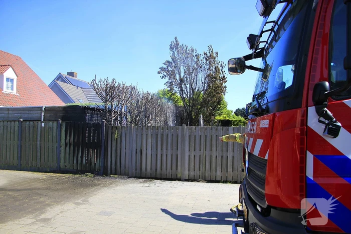 Schuur vat vlam door brandende coniferen