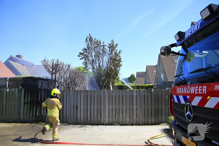 Schuur vat vlam door brandende coniferen