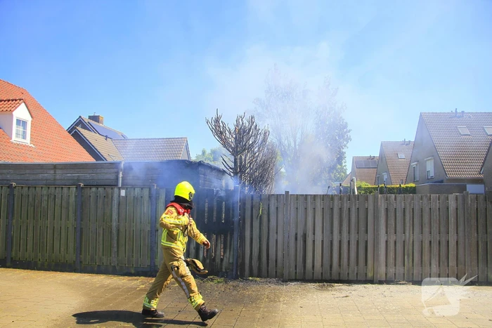 Schuur vat vlam door brandende coniferen