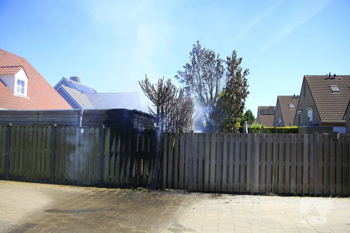 Schuur vat vlam door brandende coniferen