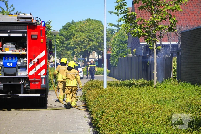 Schuur vat vlam door brandende coniferen
