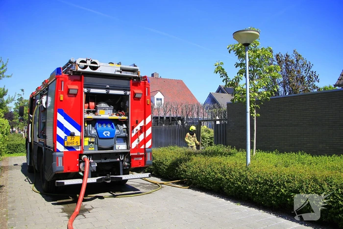 Schuur vat vlam door brandende coniferen
