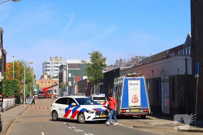 Zwarte rookwolken bij zeer grote brand