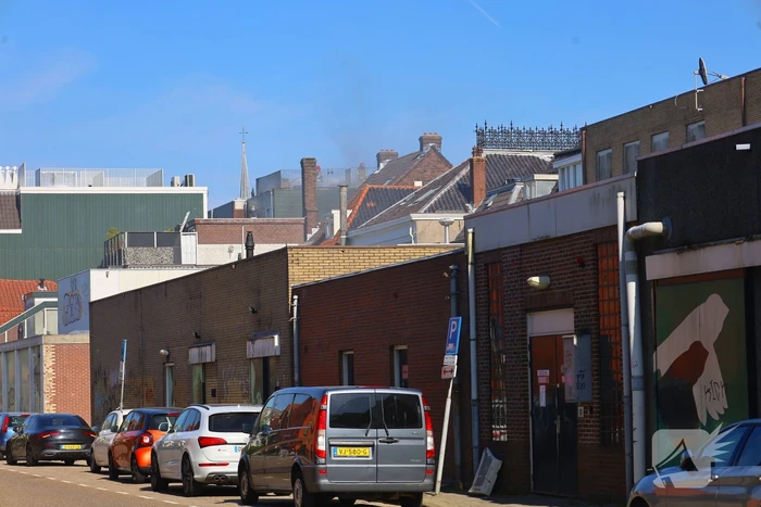 Zwarte rookwolken bij zeer grote brand