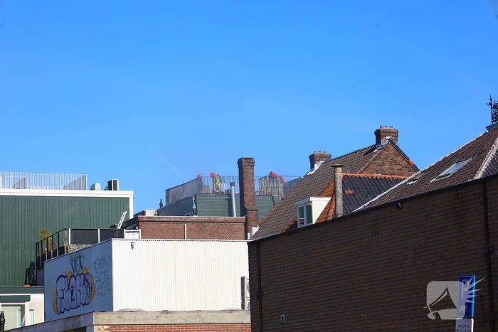 Zwarte rookwolken bij zeer grote brand