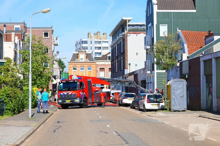 Zwarte rookwolken bij zeer grote brand