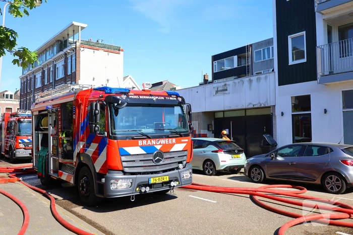 Zwarte rookwolken bij zeer grote brand