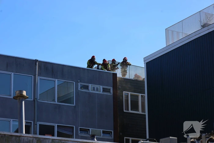Zwarte rookwolken bij zeer grote brand
