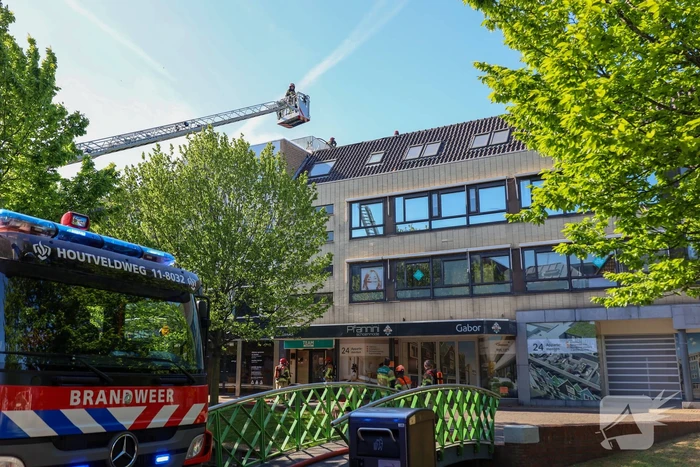 Zwarte rookwolken bij zeer grote brand