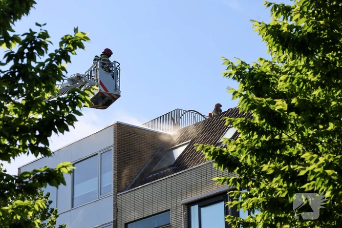 Zwarte rookwolken bij zeer grote brand