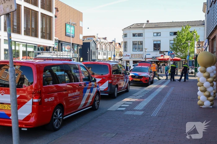 Zwarte rookwolken bij zeer grote brand