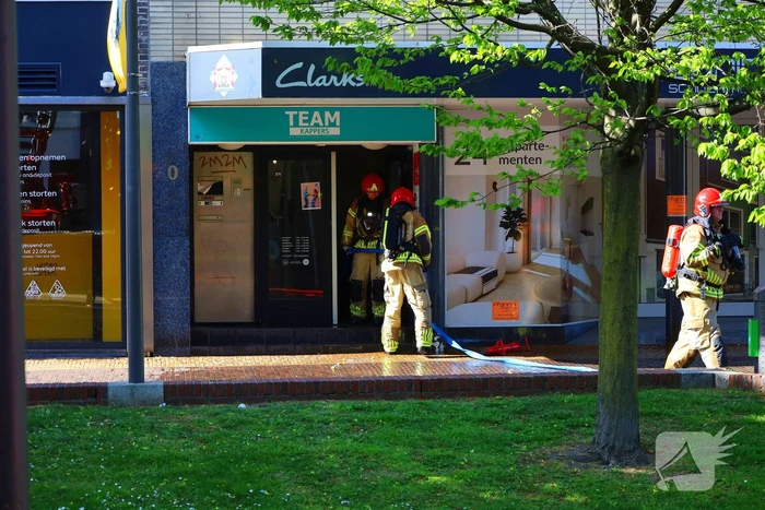 Zwarte rookwolken bij zeer grote brand