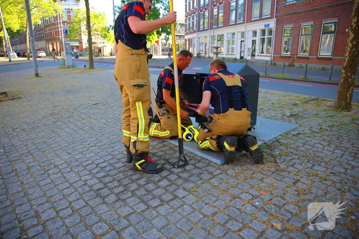Brandweer haalt lachgasflessen uit afvalcontainer