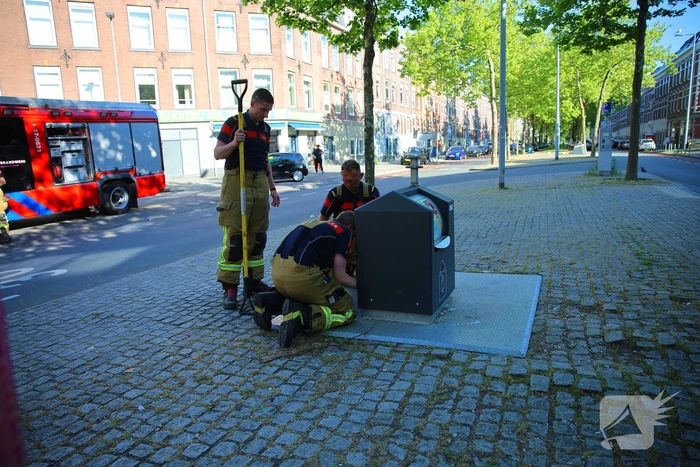 Brandweer haalt lachgasflessen uit afvalcontainer