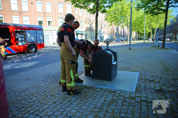 Brandweer haalt lachgasflessen uit afvalcontainer