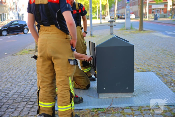 Brandweer haalt lachgasflessen uit afvalcontainer