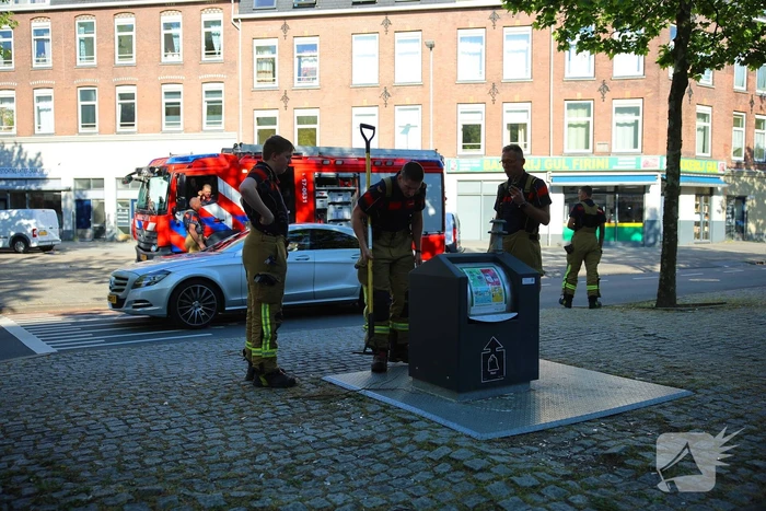Brandweer haalt lachgasflessen uit afvalcontainer