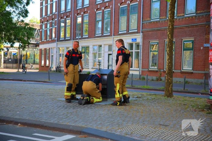 Brandweer haalt lachgasflessen uit afvalcontainer
