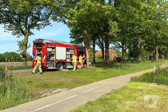 Brandweer verwijdert gevaarlijk hangende tak
