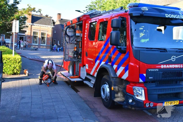 Motorcompartiment auto brandt volledig uit