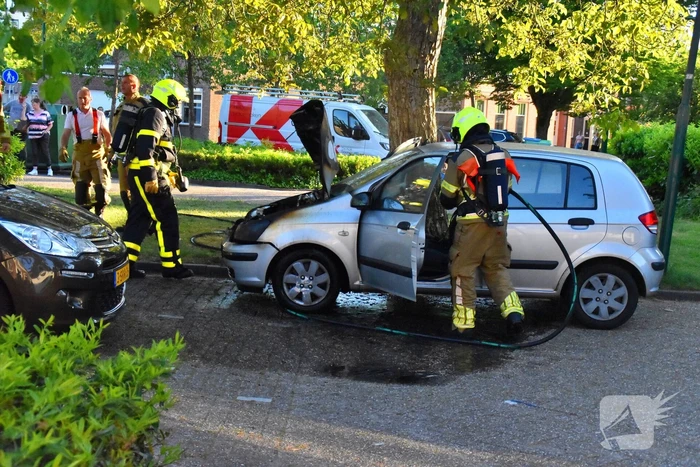 Motorcompartiment auto brandt volledig uit