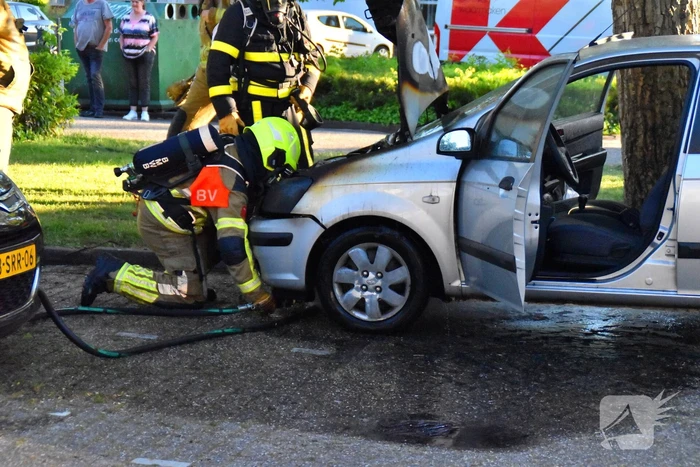 Motorcompartiment auto brandt volledig uit