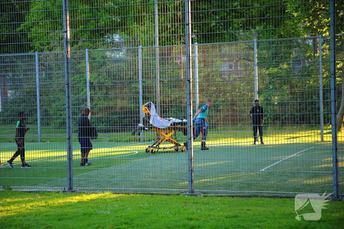 Kind raakt gewond bij ongeval op voetbalveldje