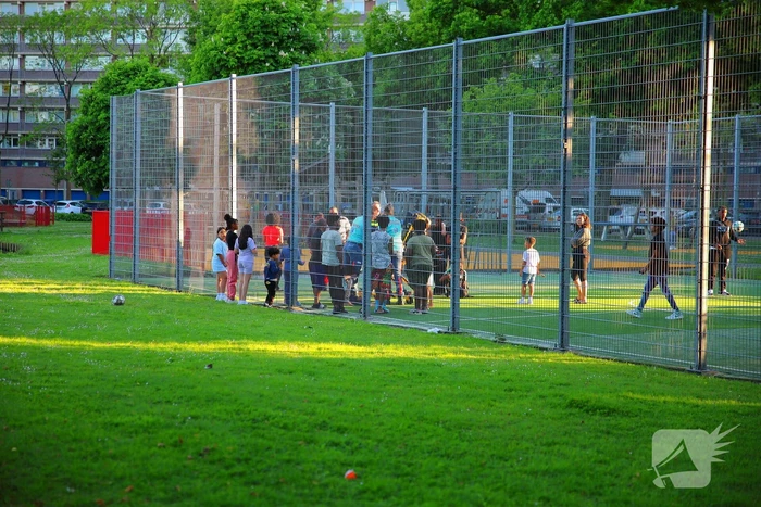Kind raakt gewond bij ongeval op voetbalveldje