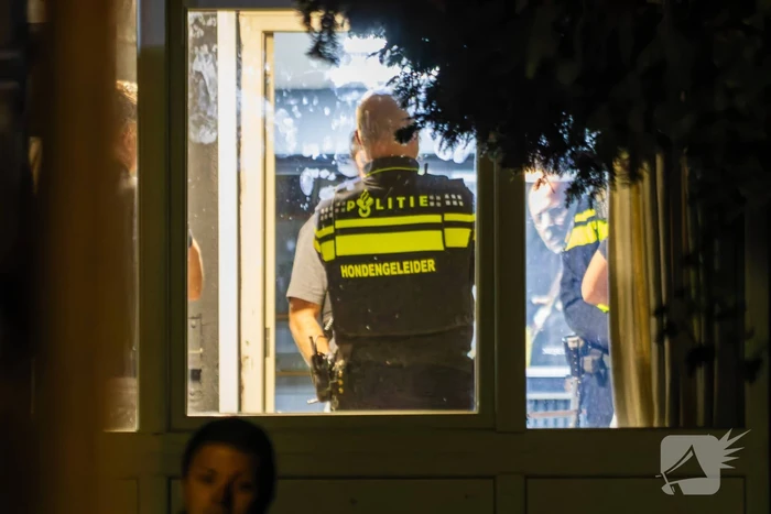 Arrestatieteam voert inval uit bij café