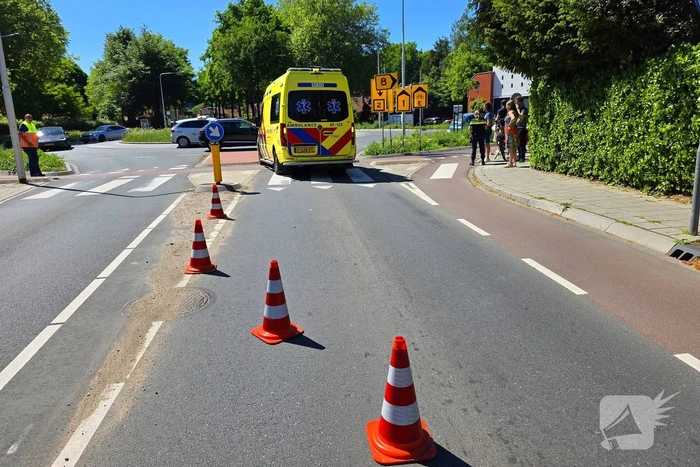 Wielrenner aangereden op rotonde , automobilist rijdt door