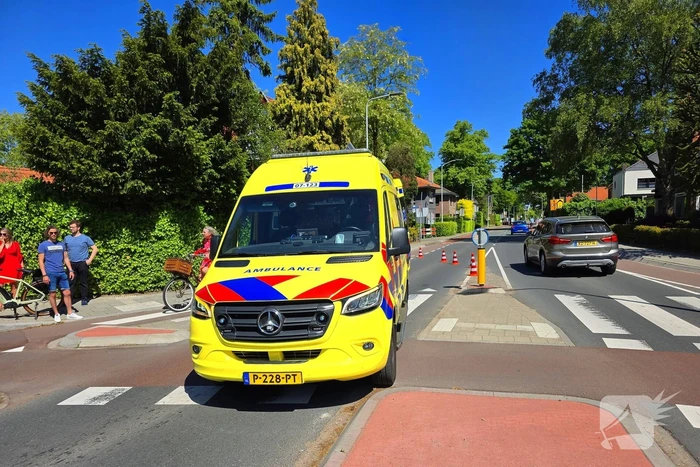 Wielrenner aangereden op rotonde , automobilist rijdt door