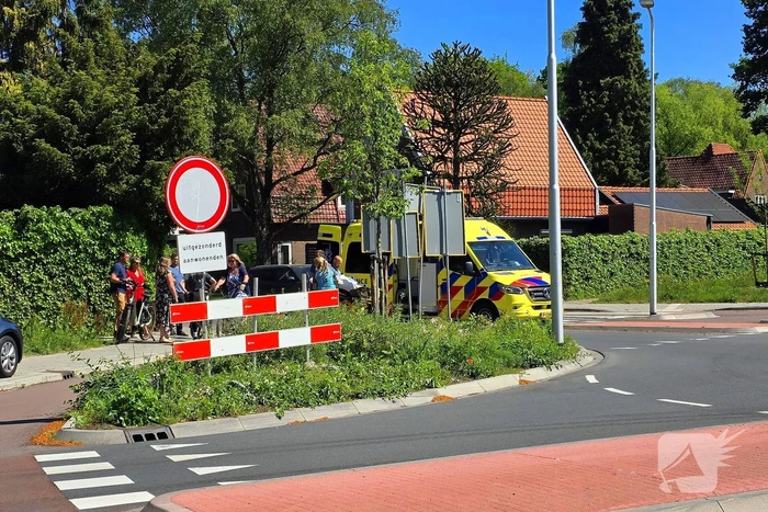 Wielrenner aangereden op rotonde , automobilist rijdt door