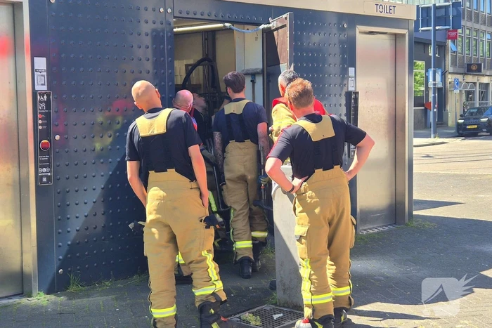 Vrouw opgesloten in openbaar toilet, brandweer bevrijdt haar