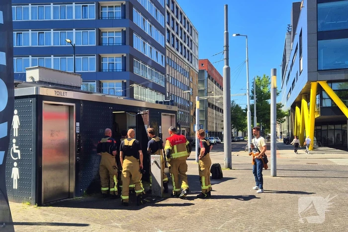 Vrouw opgesloten in openbaar toilet, brandweer bevrijdt haar