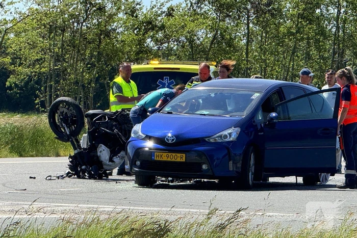 Motorrijder zwaargewond, inzittenden bevrijdt