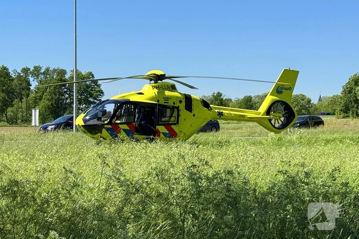 Motorrijder zwaargewond, inzittenden bevrijdt