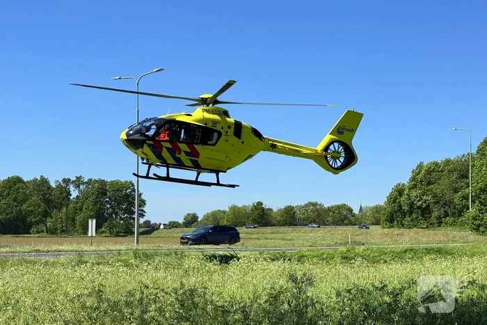 Motorrijder zwaargewond, inzittenden bevrijdt