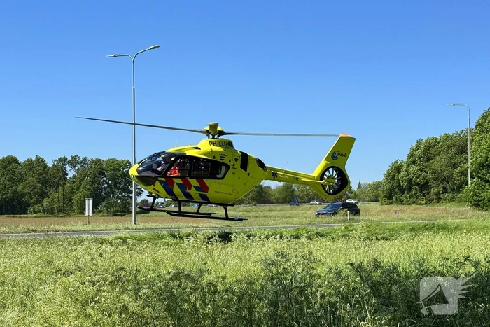 Motorrijder zwaargewond, inzittenden bevrijdt