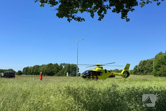 Motorrijder zwaargewond, inzittenden bevrijdt