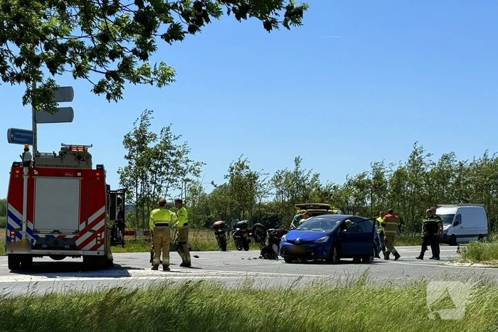 Motorrijder zwaargewond, inzittenden bevrijdt