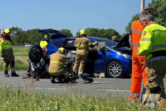 Motorrijder zwaargewond, inzittenden bevrijdt