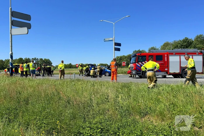 Motorrijder zwaargewond, inzittenden bevrijdt