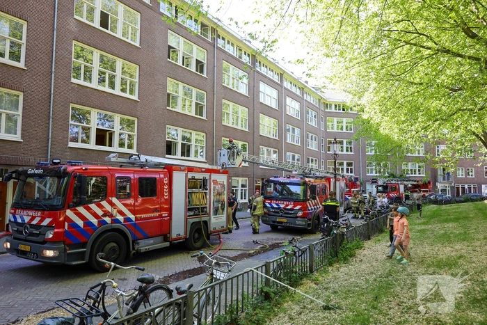 Grote brand in portiekwoning
