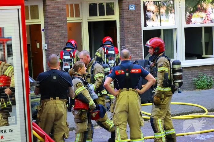 Grote brand in portiekwoning