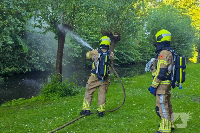Brandweer blust brandende boom