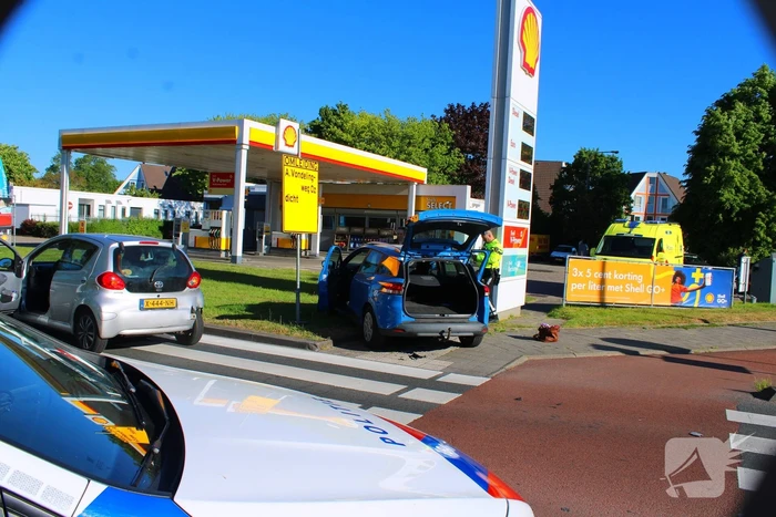 Ongeluk op rotonde leidt tot controle in ambulance
